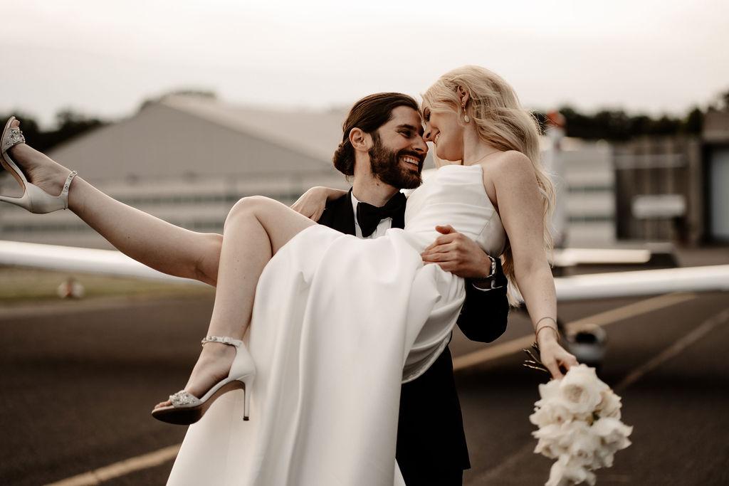 Flugplatzshooting VHotografie 799 "Brautkleider & Trauringe für eine unvergessliche Hochzeit"
